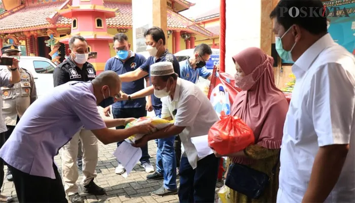 Kepala Kejaksaan Tinggi Banten Reda Mantovani memantau vaksin dan membagikan sembako di Vihara Caga Sasana, Kecamatan Panongan Kabupaten Tangerang.(veronica)