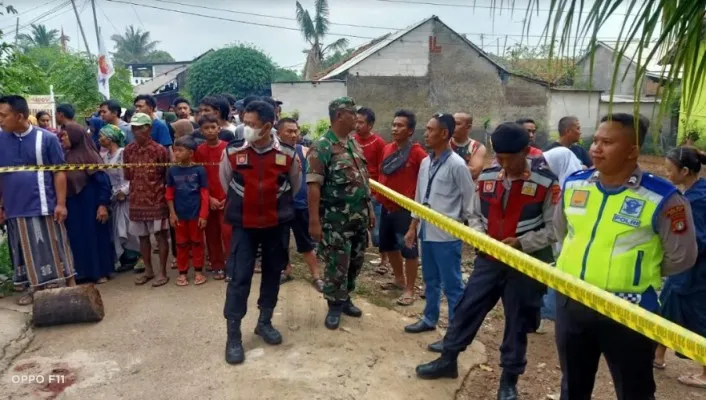 Garis kuning kepolisian dilokasi tewasnya kakek di Babelan Bekasi. (Ist).