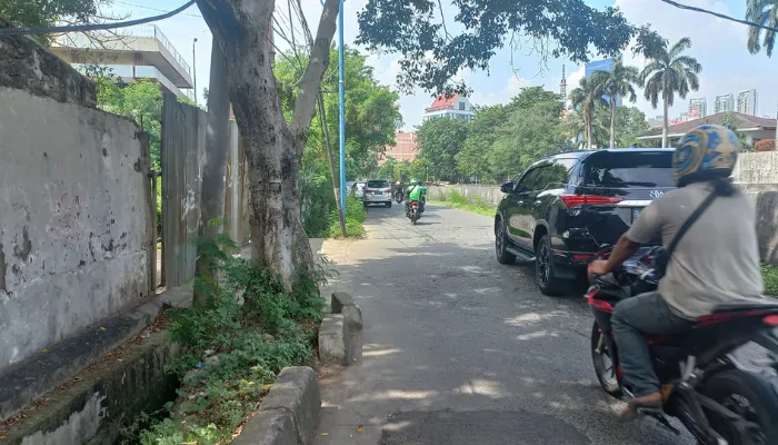 Suasana di sekitar kawasan Kali Sekretaris, Jalan Daan Mogot, Tanjung Duren Utara, Jakarta Barat. (Poskota/Pandi Ramedhan)