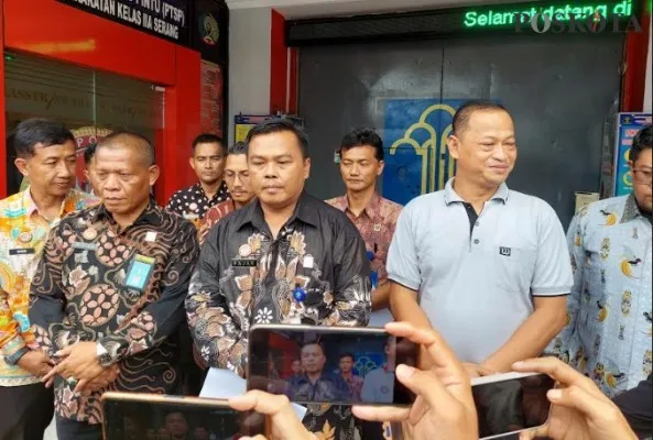 Kepala Divisi Pemasyarakatan Kantor Wilayah Kemenkumham Banten, Jalu Yuswa Panjang (baju putih) bersama Kepala Lapas Kelas IIA Serang, Fajar Nur Cahyono saat meberikan keterangan pers (Foto: Bilal)