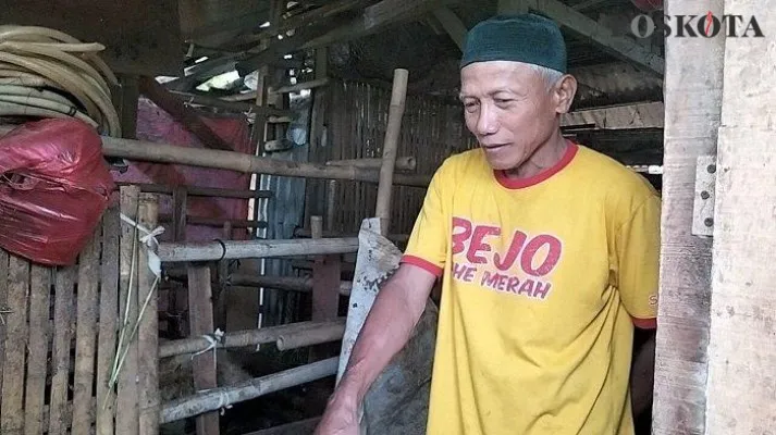 Korban pemilik kambing, Ahmad Juhari (50) menunjukan kandang hewan ternaknya di Cipayung, Kota Depok. (Poskota.co.id/Angga Pahlevi)