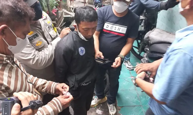 Polisi mengamankan seorang pengguna narkoba yang tengah membeli sabu di Kampung Boncos, Jakarta Barat. (Foto/pandi)