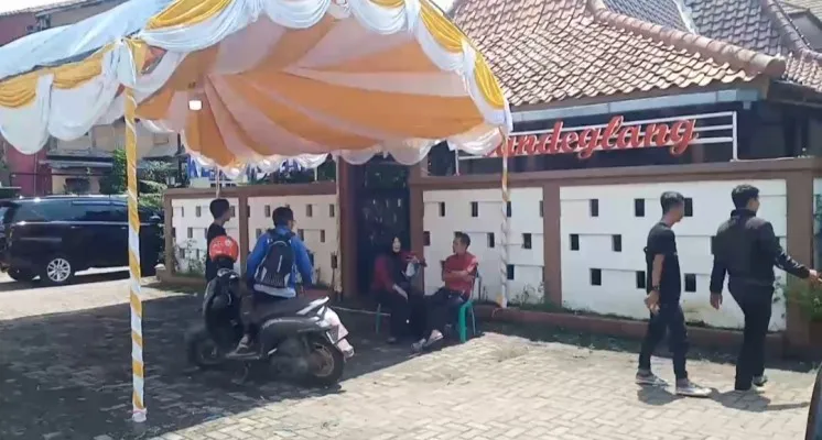 Suasana di depan Kantor PPK Pandeglang. (Foto: Samsul Fatoni).