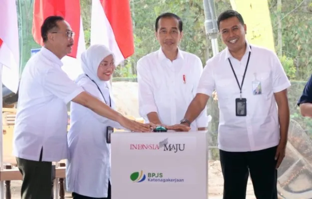 Presiden Jokowi didampingi  Direktur Utama BPJS Ketenagakerjaan Anggoro Eko Cahyo saat meresmikan groundbreaking Kantor BPJS Ketenagakerjaan di IKN ,(Ist)