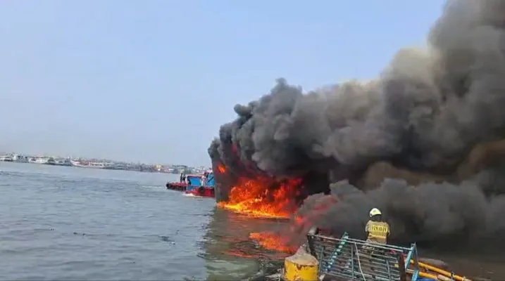 Dua kapal ikan terbakar di Pelabuhan Muara Baru, Penjaringan, Jakarta Utara. (Dok. Damkar DKI Jakarta)