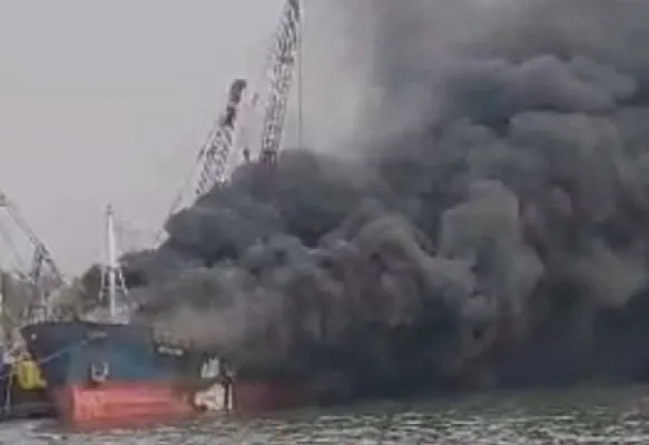 kapal terbakar di Pelabuhan Sunda Kelapa, Jakarta Utara, Sabtu (26/8/2023) (Foto: Tangkap layar video WhatsApp/Istimewa)