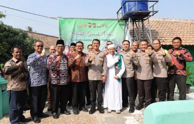 Kapolda Banten Irjen Rudy Heriyanto bersama masyarakat usai meresmikan sumur bor. (ist)