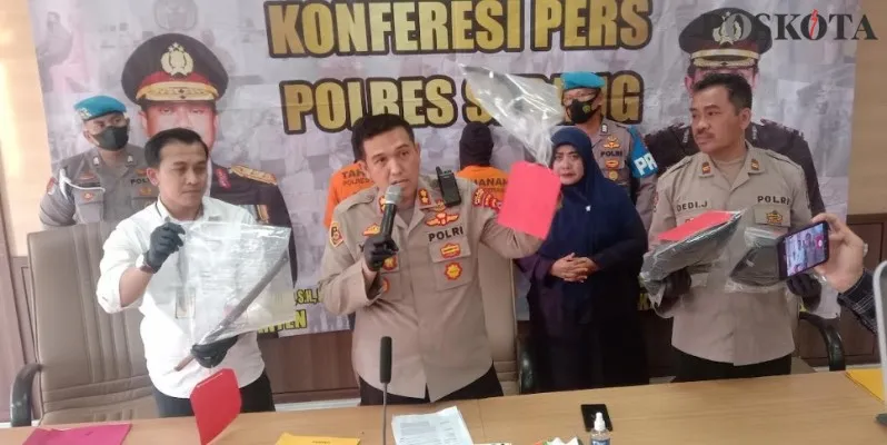 Kapolres Serang AKBP Yudha Satria didampingi Kasatreskrim AKP Dedi Mirza dan Kasihumas Iptu Dedi Jumhaedi saat memperlihatkan barang bukti kasus kejahatan jalanan. (haryono)