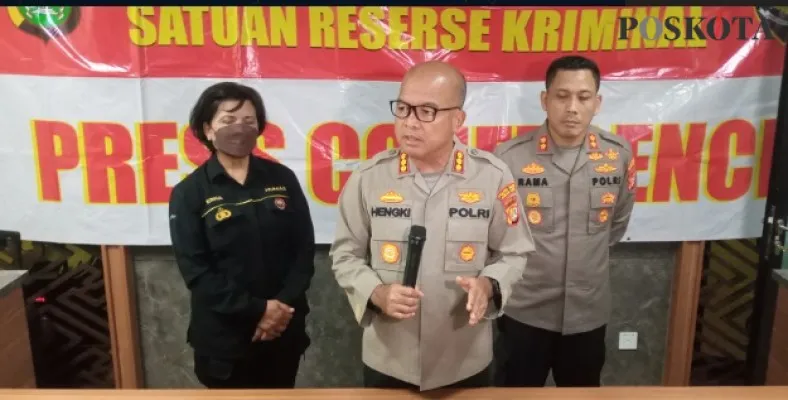 Kapolres Metro Bekasi Kota Kombes Hengki dan Jajarannya saat Konprensi pers ungkap kasus tahanan melarikan diri. Sabtu (15/10/2022) malam. (Ihsan Fahmi).