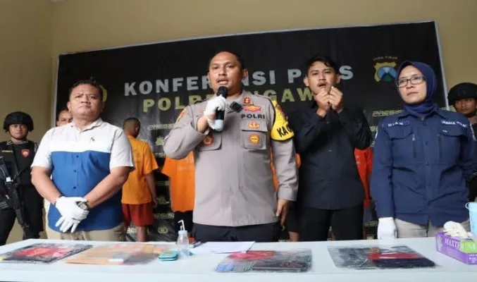 Kapolres Ngawi AKBP Dwiasi Wyatputera memberikan keterangan 8 tersangka narkotika  yang ditangkap.(Ist)