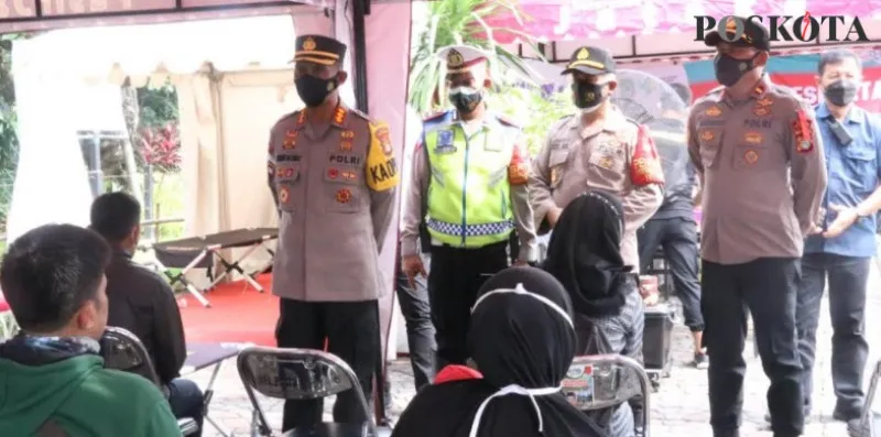 Kapolres Tangerang Kota Kombes Pol Deonijiu de Fatima bersama warga yang akan lakukan tes swab antigen di posko penyekatan,(fernando toga)