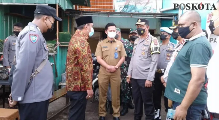 Kapolresta Tangerang Kombes Pol Zain Dwi Nugroho berkordinasi dengan Kepala Pasar Ckupa terkait kelangkaan minyak goreng. (selly)