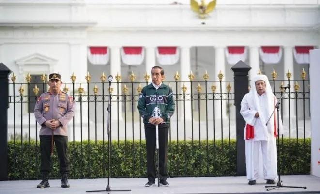 Kapolri Jenderal Listyo Sigit Prabowo mendampingi Presiden Joko Widodo (Jokowi), dan Dewan Pertimbangan Presiden (Watimpres) Habib Luthfi bin Yahya lepas kirab merah putih.(biro pres)