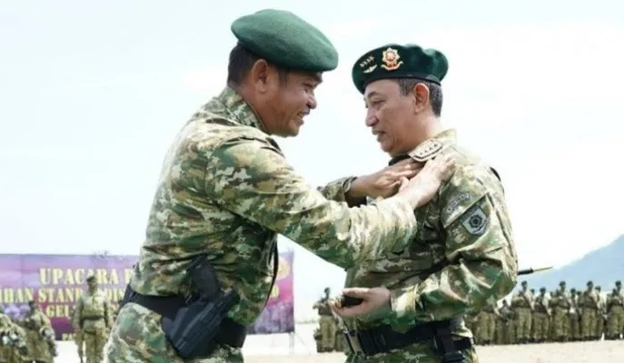 Panglima Kostrad (Pangkostrad) Letjen TNI Maruli Simanjuntak, M.Sc, secara resmi menyematkan Brevet Kehormatan Cakra kepada Kapolri Jenderal Polisi Drs. Listyo Sigit Prabowo, M. Si.(Ist)