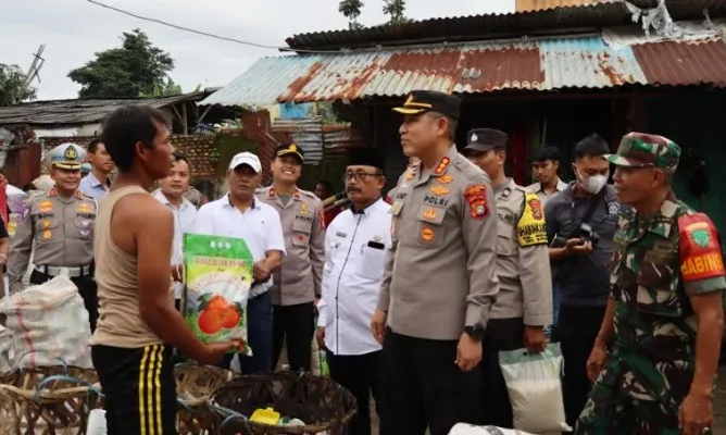 Kapolres Metro Depok Kombes Pol Ahmad Fuady didampingi Kapolsek Sukmajaya Kompol Gana dan unsur Muspika bagikan paket sembako di slum area. (ist)