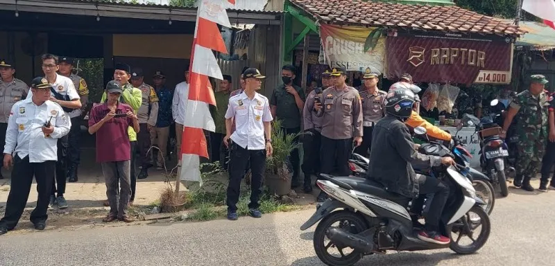 Kapolsek Bojongsari Kompol Aruan bersama anggota dan mitra kamtibmas melakukan penyekatan di Bojongsari. (Angga)