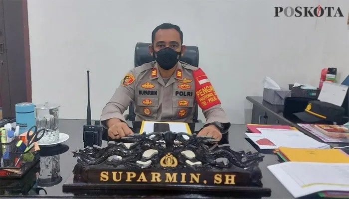 Kapolsek Cinere AKP Suparmin. SH di ruangan kerjanya (angga)