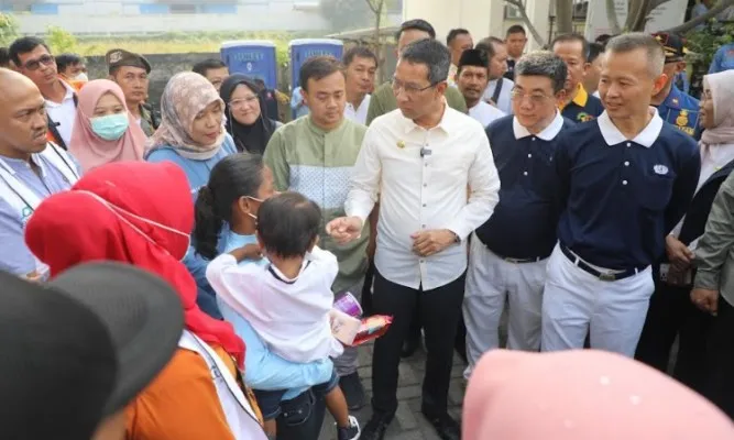 Penjabat (Pj) Gubernur DKI Jakarta Heru Budi Hartono mengunjungi lokasi pengungsian korban kebakaran Kelurahan Kapuk Muara . (Aldi)