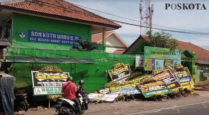 Karangan bunga masih berada didepan SDN II dan III Kota Baru Bekasi pasca Insiden kecelakaan maut. Minggu (4/9/2022) pagi. (Ihsan Fahmi).