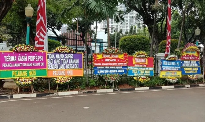 Karangan bunga sebagai dukungan interpelasi Formula E, dikirimkan ke Gedung DPRD DKI Jakarta. (Foto/deny)