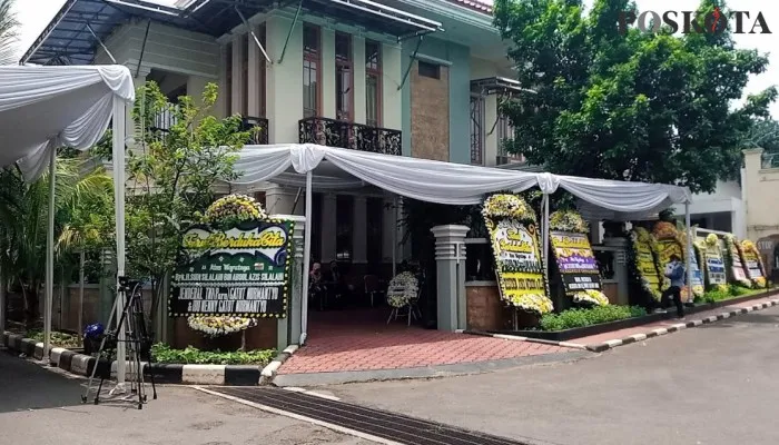 Karangan bunga memenuhi area rumah duka Letjen Purnawirawan Sudi Silalahi, Jatiwarna Indah, Pondok Melati, Selasa (26/10/2021) siang ( Ihsan Fahmi)