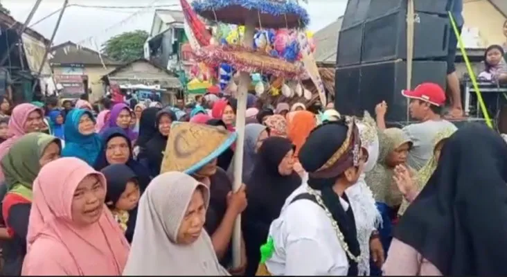 Masyarakat nelayan di Pandeglang saat mengikuti karnaval jelang pesta laut. (Ist).