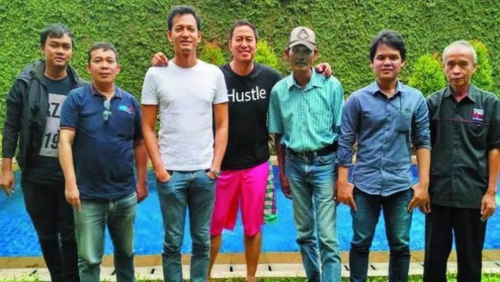 R Koeswondo DS (bertopi) bersama aktor Panji Pragiwaksono dan Ferdi Nuril saat persiapan  pembuatan Film DOA (Doyok, Otoy, Ali Oncom ). (foto: ist)
