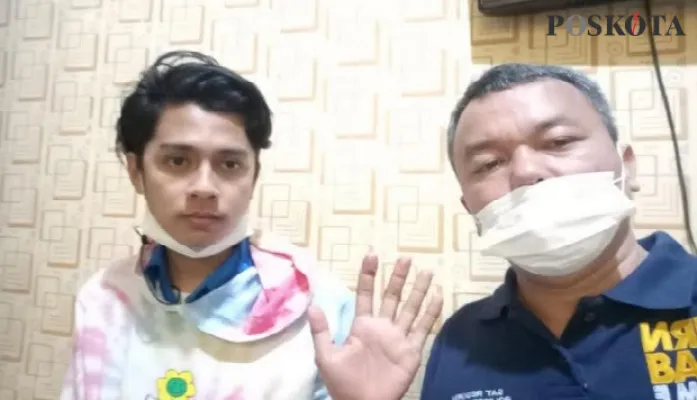 Korban M. Andika Raja terluka bacok di jari tangan dimintai keterangan Kanit Reskrim Polsek Sawangan Iptu Hakim Dalimonte setelah melakukan olah TKP. (Angga)