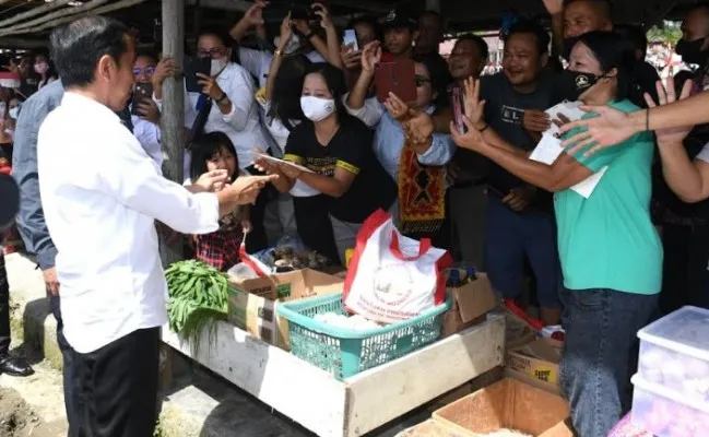 Presiden Joko Widodo saat menyerahkan bantuan. (biro pers)