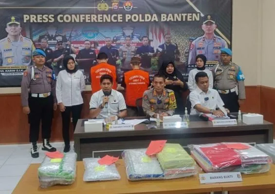 Konferensi pers Polda Banten tentang dugaan kasus korupsi Program Indonesia Pintar (PIP) di Mapolda Banten pada Rabu (7/2/2024). Polisi menetapkan dua tersangka atas dugaan keterlibatan dalam kasus ini.(Poskota.co.id/Rahmat Haryono)