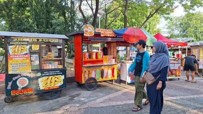 Kawasan kuliner di alun-alun Kota Bekasi mampu meraup omset hingga ratusan ribu per hari di puasa Ramadhan kali ini. (Ihsan Fahmi).