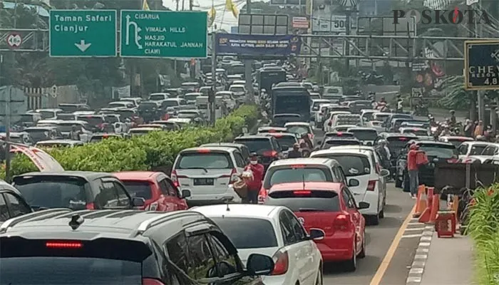 Kepadatan lalulintas tampak mengular di Simpang Gadog, Ciawi, Kabupaten Bogor. Sistem satu arah diberlakukan hingga pukul 13:00 WIB. (Billy)