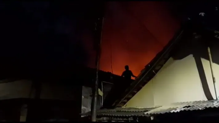 Kebakaran melanda empat rumah kontrakan di tengah permukiman warga di Matraman, Jakarta Timur. (foto: istimewa)