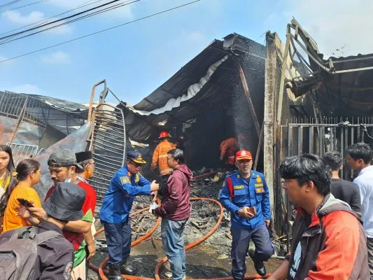 Kondisi terbakarnya gudang perabot di Jalan H. Jain, Kampung Cikunir, Jatiasih, Kota Bekasi, Rabu, 3 Juli 2024. (Poskota/Ihsan)