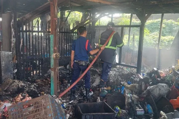 Petugas Damkar Kabupaten Bekasi di lapak limbah di Karang Bahagia, Kabupaten Bekasi yang terbakar. (Dok: Damkar Kabupaten Bekasi)