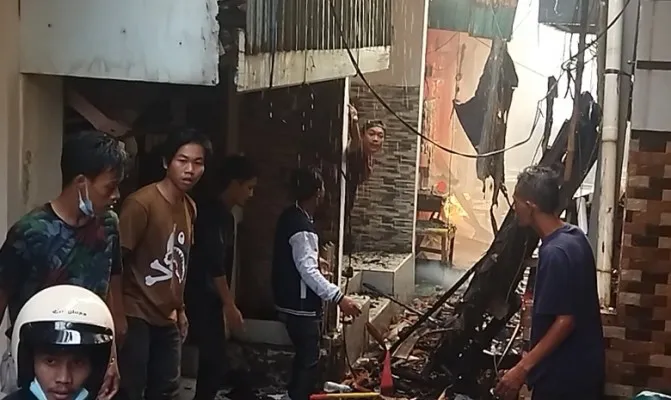 Kondisi salah satu rumah warga di Kampung Pulo, Jakarta Timur yang mengalami kebakaran.(Foto/cr02) 