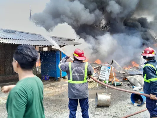 Petugas Damkar saat memadamkan api di enam kios semi permanen di Serang Baru, Kabupaten Bekasi. (Dok. Damkar Kabupaten Bekasi)