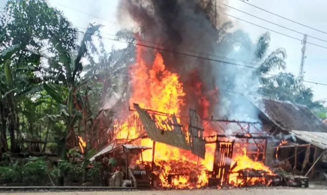 Hanya 20 menit, api mendadak muncul habiskan kios di kampung Cikandu, Mallimping, Kabupaten Lebak. (Foto/damkarlebak)