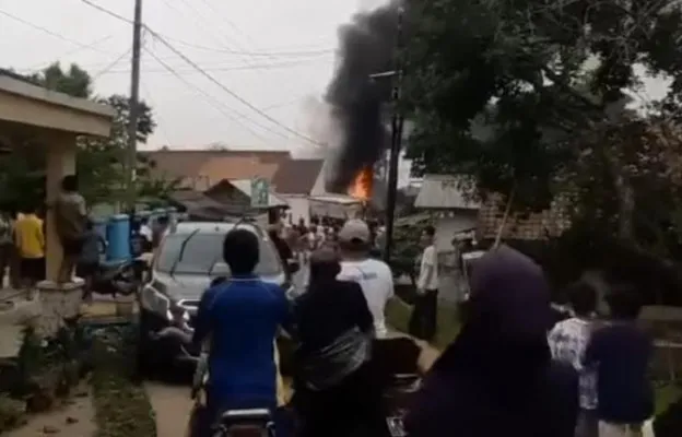 kebakaran kios tambal ban di Pandeglang jadi tontonan warga.(Ist)