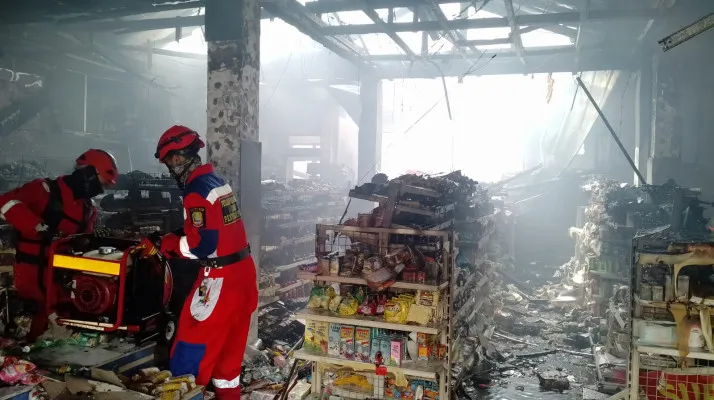 Petugas pemadam kebakaran saat memadamkan api di minimarket yang beralamat di Jalan RA Kartini, Bekasi Timur, Kota Bekasi, Selasa, 3 Desember 2024. (Dok. Disdamkarmat Kota Bekasi)