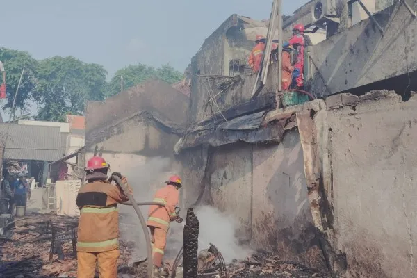 Petugas pemadam kebakaran saat memadamkan api di rumah warga di Margahayu, Bekasi Timur, Kota Bekasi. (Dok. Damkar Kota Bekasi)