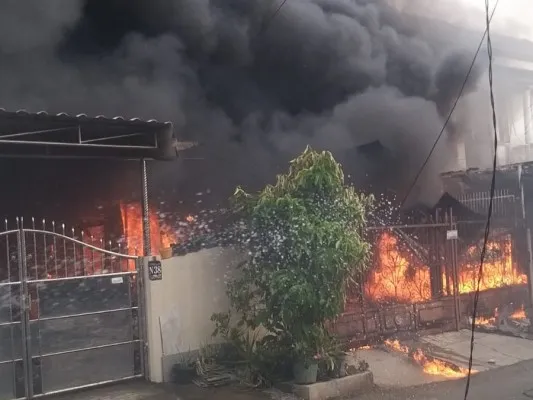 Api membakar rumah di Cengkareng, Jakarta Barat. (Dok. Damkar Jakbar)