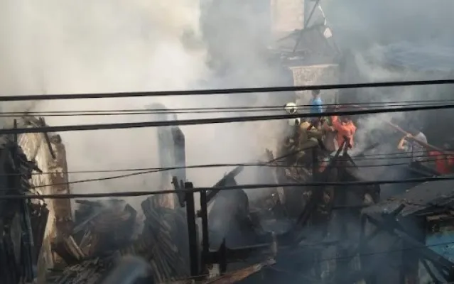 Petugas Damkar sedang memadamkan api di Jalan Kebon Jahe Kober Gang 3, Jakarta Pusat.(ist)