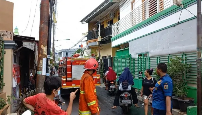 Petugas Damkar sat sedang memasuki lokasi permukiman warga yang terbakar. (Cr01).