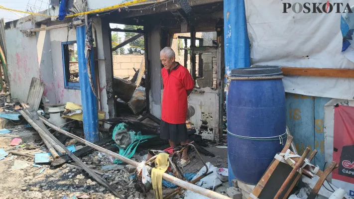 Salim (78), pemilik rumah yang terbakar di Gang Pelita, Kampung Bahari, Tanjung Priok, Jakarta Utara. (Poskota/Pandi Ramedhan)