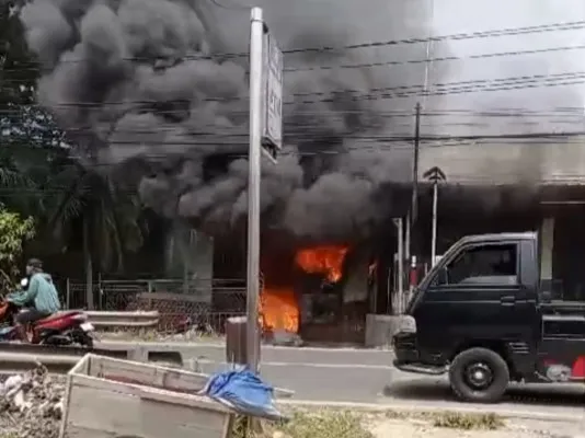 Kebakaran yang melanda toko kelontongan di Cimanuk Pandeglang. (Dok. Warga)