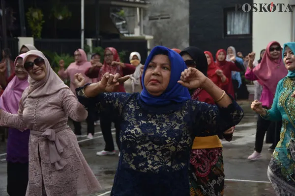 Puluhan wanita berpakaian batik saat senam bersama untuk memperingati Hari Ibu di komplek Duta Kranji, Bekasi Barat, Kota Bekasi, Minggu, 22 Desember 2024. (Poskota/Ihsan Fahmi)