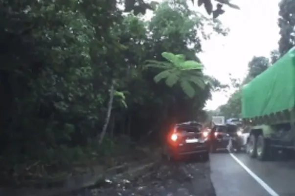 Kecelakaan beruntun di Sitinjau Lauik Sumatera Barat. (Tangkap Layar TikTok/@redbull_brot)