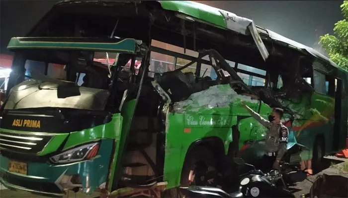 Bus PO Asli Prima yang bertabrakan dengan dump truk.(Ist)