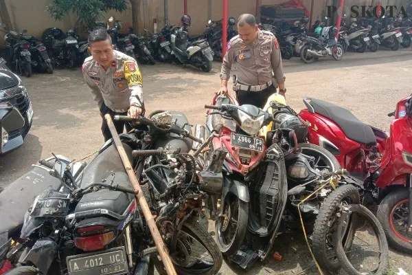 Kendaraan korban kecelakaan lalu lintas di Mapolres Serang. (Poskota.co.id/Rahmat Haryono)